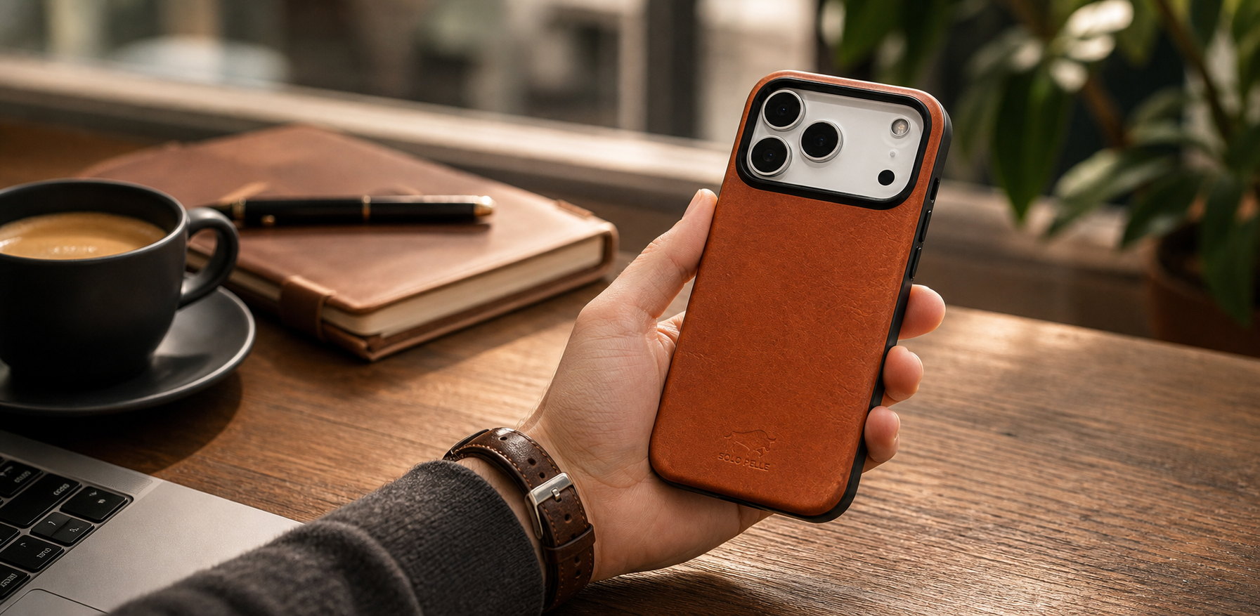 Solo Pelle Princeton Cognac Braun Lederhülle für iPhone 17 Pro als Lifestyle Aufnahme